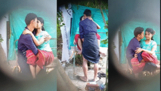 စောက်ဖုတ်နှိုက်ပြီး မတ်တပ်ရပ်ဆွဲ (ချောင်းရိုက်)