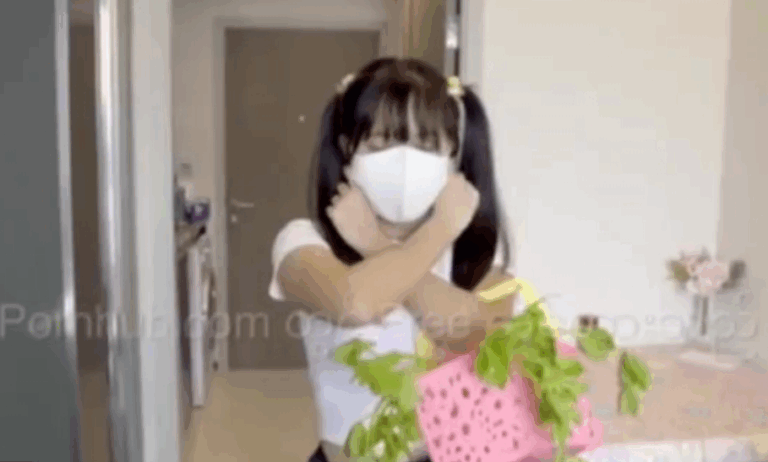 အိမ်ဖော်မလေး စျေးဝယ်နောက်ကျလို့ အပြစ်ပေးခံရ